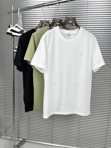博柏利Burberry25Ss 刺绣徽标棉质男装 T 恤短袖 圆领T恤衫，选用平织棉面料打造，融入典藏马术骑士图案和盾牌图案。 T恤衫，选用平织棉面料打造，呈现