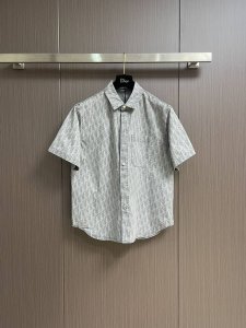 上衣 短裤 dior 2025Ss新款短袖衬衫短裤套装 通体饰以 Oblique 印花 全新演绎 Dior 的经典图案 采用灰色棉质牛仔布精心制作 胸前带有贴袋