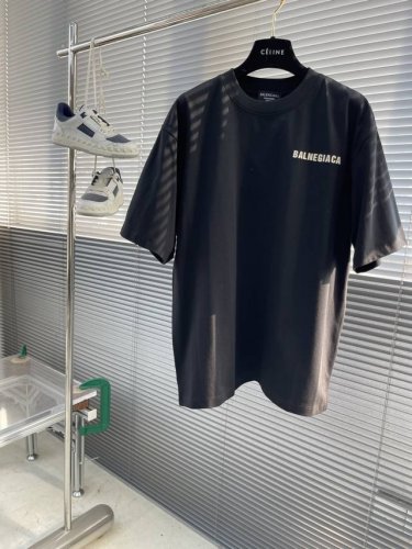 Balenciag 厚版标识语录短袖T恤 采用280克新疆棉冰感索罗娜面料 通过索罗娜科技处理 在夏季穿着时能带来冰凉的触感 成衣普洗 喜欢高版本的可以首选 成