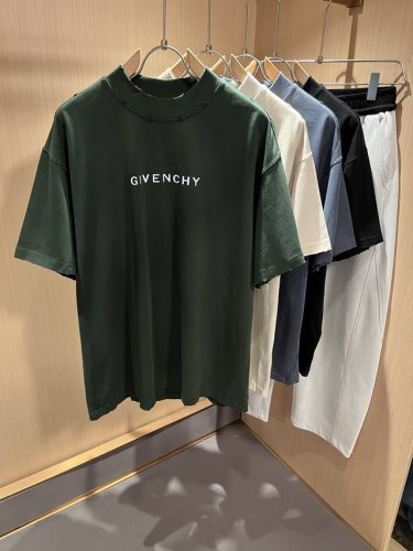 giv*Chy 纪*希2025春夏新款男女同款做旧短袖T恤，主创时尚注入了全新时尚能量。通过探索各种题材和性感魅力，极具辨识度，引领全新街头时尚潮流。该款是G家