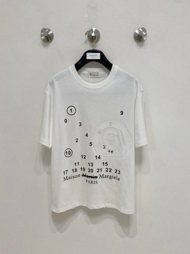 市场有仿版认准工艺和面料 25Ss马吉拉纯棉最新面料 最高版本 胸前字母印花+贴布绣工艺经典标识图案Logo时尚简约潮流短袖，最顶级的品质专柜原单短袖，顶级制作
