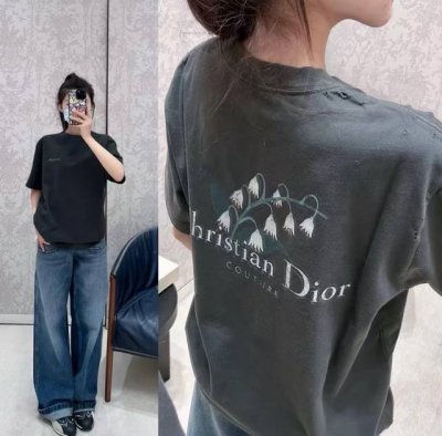 dior 男女 Tee 衣身打磨 破洞处理 呈现复古风格 背后铃兰花图案印花 进口粉浆 耐洗不褪色 纯棉质地 15S纱线带出的微粗质感 极致还原 码数：S，M，