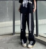 阿迪达斯三条杠冰丝运动工装裤情侣百搭休闲运动裤 采用纳米褶皱材料轻薄透气防晒 夏天必备的一款长裤 采用三条杠设计 完美修饰腿型 下摆有松紧绳可随意调节束脚直筒皆
