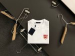 L牌*合身版型M-Xxxl 25春夏顶级黑色棋盘格贴标牙刷绣工艺重磅经典短袖，精致工艺专柜面料，顶级元素融合打造，经典短袖3标齐全，潮男时尚，无论是上身舒适度还