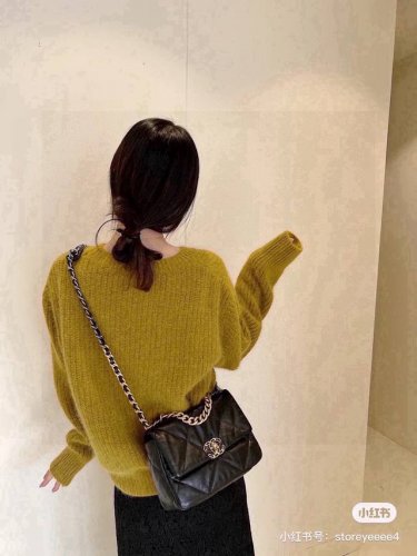 chanel 香奈儿19 Bag Chanel19Bag是由 Karl Lagerfeld和 Virginie Viard共同创作 首次出现在 秋冬系列中 到今