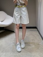 miumi* 25Ss春夏新款 女神同款五分牛仔裤丨独家高版出品！这款牛仔裤选用优质面料，工艺渐变色洗水，挺括的版型与个性的设计相结合，专属品牌印花装饰，让你成