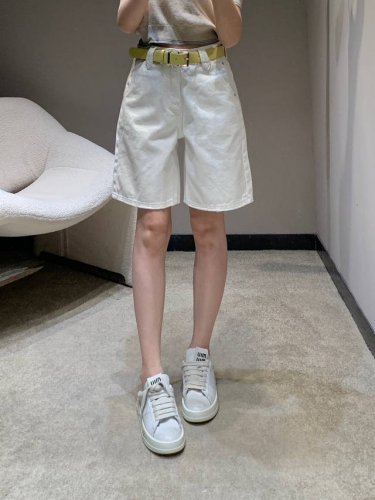miumi* 25Ss春夏新款 女神同款五分牛仔裤丨独家高版出品！这款牛仔裤选用优质面料，工艺渐变色洗水，挺括的版型与个性的设计相结合，专属品牌印花装饰，让你成