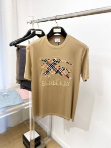 巴宝莉 2025最新款短袖T恤 帅气时尚 胸前精致刺绣图案字母Logo 简约百搭款 面料棉 不仅挺括 保持潮流的廓形 又穿着舒适 纱织更细腻 码数M-3Xl