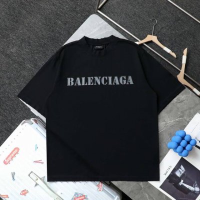 上新 顶级复刻 高端定制 Balenciaga 巴黎世家 新款泼墨字母Logo印花短袖袖T恤 款号：68244 颜色：黑色 灰色 购入原版开模打造，全套定制辅料