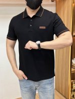 杰尼亚 2025春夏经典的polo领设计 搭配简洁的单排扣 线条利落流畅 巧妙修饰颈部线条 彰显优雅绅士格调 左胸处精致的品牌标识 采用无痕压胶工艺 细腻而平整