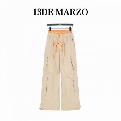 13Demarzo 双腰拼接工装长裤 13De Marzo这款工装裤提供经典黑色和低调卡其色两种选择，满足不同风格的搭配需求。裤身多口袋设计不仅增加了实用性，更