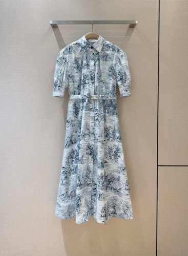 d家早春新品推荐 中长连衣裙饰以全新的现代版本回归。单品采用纯棉建筑印花制成，饰有泡泡袖细节，同色系腰带配有金属搭扣，可凸显腰身。辅以短袖，刺绣蜜蜂字母符号、同