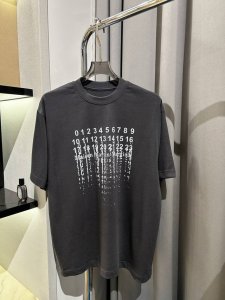 马吉拉数码直喷数字弹幕瀑布流体Logo印花超有设计感的T恤 夏季必备 轻松应对各种场合 面料采用进口液氨酸面料 市面上没有的 独家定制 经过洗水 缩水达350克