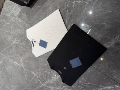 驴牌 25Ss春夏T恤新品 前卫立体绣花设计 订制云朵棉面料.手感柔软.穿着舒适.专柜级别精致车线. 上身效果无敌帅气 型男必备单品 颜色 黑色 白色 码数 S