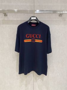 gucci 古奇 大爆款 2025春夏新款首发专柜最新款短袖圆领T恤 高端订制 设计前卫时尚 品牌Logo重工艺设计 高端定制面料.手感柔软.穿着舒适.专柜级别