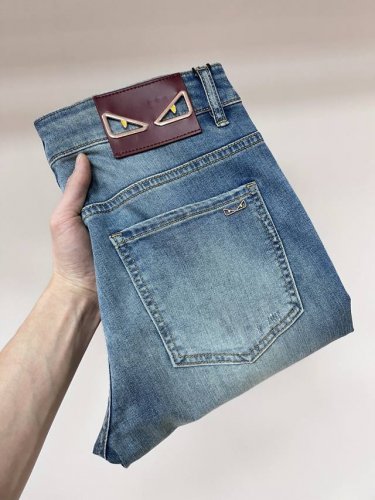 fendi 独家专供新款芬迪潮男时尚休闲牛仔裤，高端欧版原单裤子，潮流时尚休闲裤子 透气舒适度高，细节无可挑剔，品牌元素设计理念，体现高品质。呈现休闲裁剪，上身