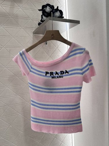 prad*2025新品上架 斜裁针织短袖 定制Yb羊毛纱线织造 舒适软糯 弹力十足 斜肩针织短袖裁剪 领口斜裁以螺纹细包边 弹力收紧贴合身形更遮肉显瘦 多色条纹