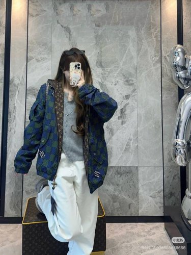 上新 款号:G019 Louis Vuitton 路易威登新款经典Lv老花满印双面穿拉链连帽夹克外套 双面穿 1采用超细腻的高科技爽滑聚酯纤维材质面料，定制高品