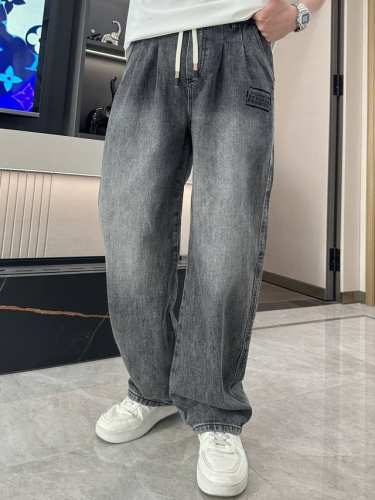 P330 马吉拉 专柜最新同款牛仔裤 面料版型做工绝绝子 好穿不挑身材在搭配上没有太多的限制 随意简洁的衬托其他单品，来展现自己的风格姿态～ 可以百搭任何风格的