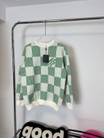 款号：Hmy14# *驴家棋盘格绿色无敌养眼的棋盘毛衣男女同款 不愧是断货王 菲董系列真的太好看了强烈推荐要买 妈耶！Lv真的好看越看越入好看 棋盘格”真的很加