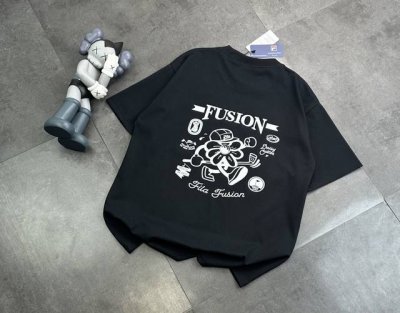 潮牌Fila斐乐官网同款同步短袖！胸前Logo点缀胸前，简约又不失时尚感，一眼就狠狠拿捏住了！正肩版型对各种身材都很友好，穿起来整个人显得挺拔又精神，瞬间男友力