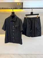 Fendi芬迪、25男装字母满印短袖衬衫+短裤套装。最新老花元素浮雕提提花短袖休闲运动套装 ，年轻时髦中透露出气质，时尚的概念，当属夏季短袖衬衫力推，经典白+老