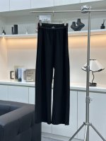 Alo Yoga丨Suit Up Trouser 梭织直筒松紧速干裤 这款裤子采用高品质梭织面料，具有优异的透气性和速干性能，适合各种运动和日常穿着。直筒设计提