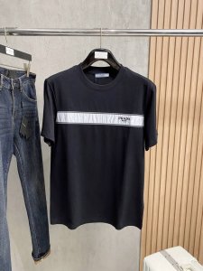 普拉*prada 25Ss春夏新款首发专柜最新款短袖圆领T恤 高端订制 设计前卫时尚 品牌Logo重工艺设计 高端定制240克面料.手感柔软.穿着舒适.专柜级别