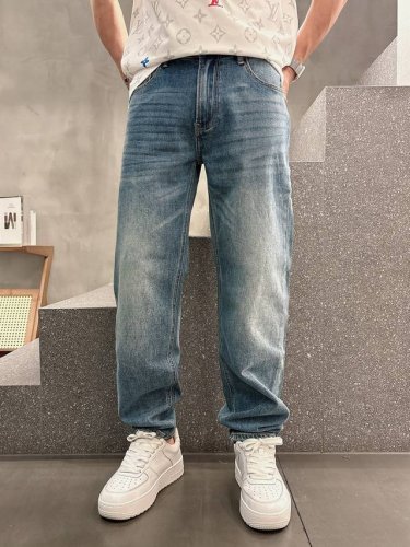 Lv 2025春夏新款男士休闲牛仔裤 顶级品质 渠道订单 官网同步出售 原厂订制牛仔全棉材质 适合休闲 正装各种搭配 日常通勤的极品 尺码 29-38 没353