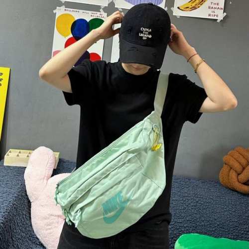 高版本 耐克Nike小包腰包胸包男女同款。 包包质量超级好做工精细 细节满满 绝对超值的一款包。 模特实拍 上身效果非常好看 特别百搭 颜色: 薄荷绿