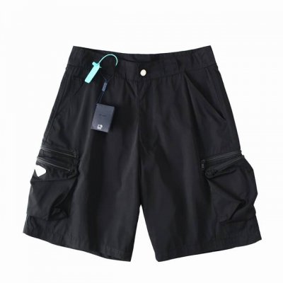 prada 普拉达 24Ss三角标工装口袋机能短裤 面料：定制三防全功能尼龙面料 防风防水防晒 触感如同末来科技 轻盈又坚韧 舒适贴肤 涂珐琅三角形金属徽标彰显