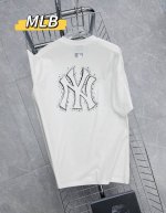 穿上这件Mlb T恤，让你轻松成为街头焦点！它的设计融合了潮流与运动元素，宽松的版型适配各种身材，落肩袖设计更添随性自在。胸前精致的Ny印花标，彰显着纽约洋基队