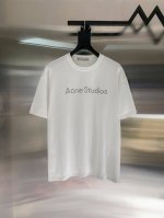 Acne Studios 废土风短袖T恤 以极简美学诠释经典设计 金属色钉珠徽标低调点缀 彰显品牌一贯的优雅格调 橄榄绿色调柔和复古 衬托肤色更显白皙 纯棉面料
