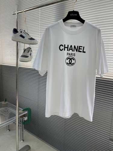 chane 2025新款Logo压胶T恤 硅胶立体饱满有层次 简约百搭 肩部通肩压条 280克纯棉面料舒适透气 男女同款 码数：S-Xxl S码衣长73 胸围1