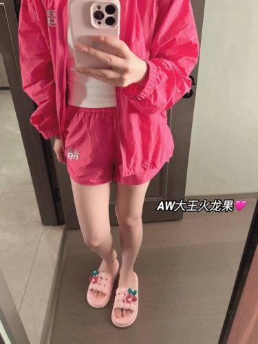 一套 Alexanderwang亚历山大王新款硅胶图案玫粉色防晒外套短裤套装 我宣布: 玫玫粉就是女孩子显白的仪式感 多巴胺女孩真的很“哇塞” 元气十足！！ A