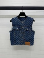 上新原单高端品质Louis Vui*Ton 2025春夏最新系列 激光牛仔马甲 定制进口斜纹棉牛仔材质 挺括舒适有型 多重酵素水洗 不易染色脱色 胸前对称翻盖口