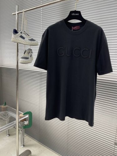Gucc 25春夏简约字母短T 常规版型，260克双沙纯棉，36支双纱平稳，紧密挺厚手感。四线密边，双线领冚边，双针锁链底包边包线，前后幅双G刺绣，做工精细，