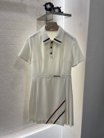 P340Miumi*2025新品上架 翻领短袖连衣裙 定制Yb进口醋酸材质 质感光泽 舒适垂顺 短袖连衣裙剪裁 领口撞色处理半开襟设计 呼应腰间字母徽标 凸显缪