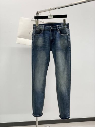 prada 普拉达，2025春季最新品，专柜同步有售，原单狠货，水洗休闲牛仔裤，进口原版水洗弹力面料，舒适有弹性，顶级印花工艺字母图案装饰Logo，原版五金辅料