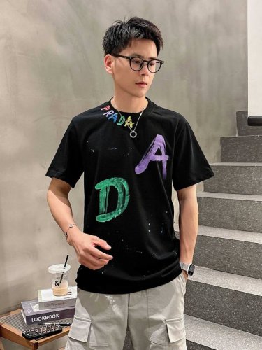 普拉达 高定面料 夏季新品上市时尚经典圆领短袖时尚单品设计，更加时尚舒适，高标准定制，上身非常有型，人工手绘图案 客供辅料，客供进口高档面料质感非常细腻，细节工