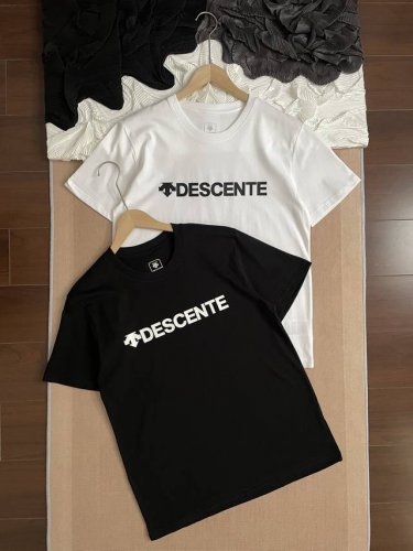 descente 迪桑特 砖柜基础款 字母Logo 圆领短袖T恤 -面料采用240G纯棉面料，达到透而不露的黄金平衡点，完美规避透视尴尬，成衣尺寸稳定，多次机洗
