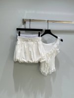 25Ss春夏新款上新 Ann双腰头拼接花苞裙 展现时髦辣妹穿搭 线条简洁滑爽舒适 蓬蓬宽松剪裁 内有安全裤打底 突显夏季的辣妹穿搭性感又显十足美腿营造亮眼的热辣