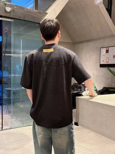 lv* 顶级货品2025春夏新款首发专柜最新款短袖圆领T恤 高端订制 设计前卫时尚！品牌Logo重工艺设计 高端定制260克面料.手感柔软.穿着舒适.专柜级别精