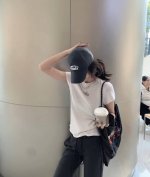 上新 短款印花T恤～ 从锁骨到脚踝的黄金比例分割 随手抓拍都是百万点赞构图～ 颜色：白色 尺码：Sml