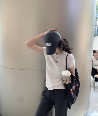 上新 短款印花T恤～ 从锁骨到脚踝的黄金比例分割 随手抓拍都是百万点赞构图～ 颜色：白色 尺码：Sml