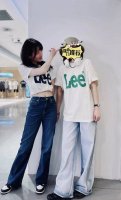 模特图# 独家 韩国订单Lee印花男女同款短袖T恤 Lee经典大字母印花短袖 Lee经典大Logo印花短袖 260G纯棉面料柔软舒适亲肤经典基础的圆领设计搭配胸