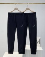 120 锦棉罗马面料 Nike2025年官网春夏季新款男士休闲运动长裤！原厂特供380克锦棉罗马面料，手感柔软顺滑，透气吸汗，上身超级舒服，裤子Logo原厂定制