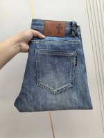 克罗心。2025春夏最新推出男士牛仔裤新品！重工水洗牛仔面料，定制面料和一般牛仔布料比起来，更加柔软舒适！超重工洗水工艺 双工艺洗水 整条裤子，手感舒适，细腻程