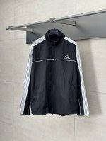 balenciag* 巴黎Blcg Ss25新款五道杠拉条冲锋衣外套 面料经过防水涂层工艺内里采用三级聚酯鸟眼网Os超宽松廓型设计 侧面拉链口袋 极具设计感 开