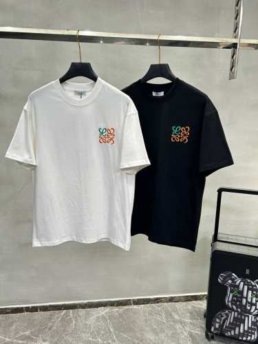 Loewe 25Ss新款圆领T恤！潮人必备！刺绣印花工艺.经典色彩搭配时尚好看.整体效果年轻有活力！280G棉材质精制而成，着感手感都相当舒适.手感细腻有质感！
